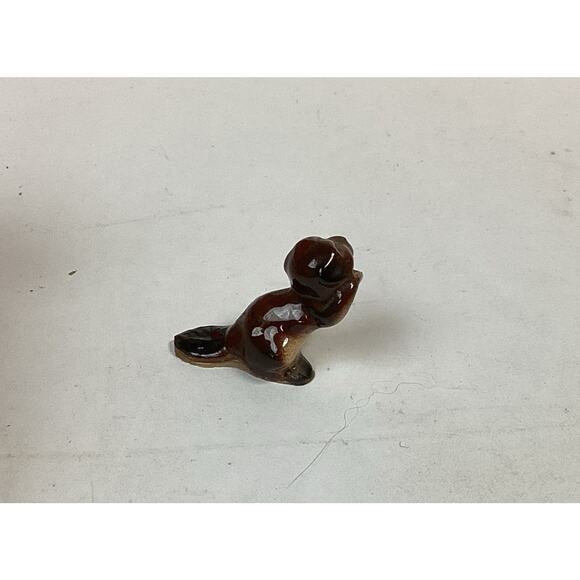 Hagen Renaker Beaver Paws Up Glazed Ceramic Miniature Figurine - Picture 3 of 8